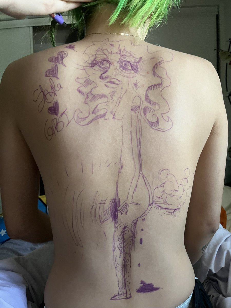 stinkydoglizard's tweet photo. my beautiful wife did a self portrait on my back i love when she draws on me https://t.co/5VVu1tDt8u