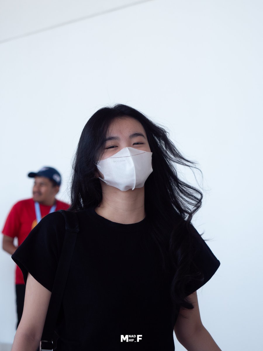 mnadhif_f's tweet photo. .@CErine_JKT48 

At Juanda International Airport, Surabaya
100726 https://t.co/VSl5bdt7eT