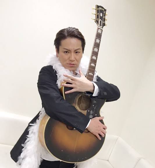 kousa_cs's tweet photo. 狩野英孝 さんはクセスゴのアレンジもだけど、ギターはちゃんと良い物を使ってて好きなんだよな。

以前は廉価のエピフォンやYAMAHA、近年はギブソンの高級なSJ-200やAdvanced Jumboを使用してる。

似合っているし、定番のJ-45やハミングバードでないモデルを選ぶところも好感が持てる。 https://t.co/1pj7o8VB0K