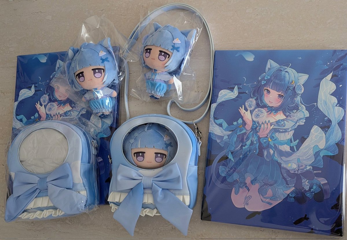 ろあちゃんのグッズ届きました〜！ どれも素敵！！ 特にぬいぐるみかわ