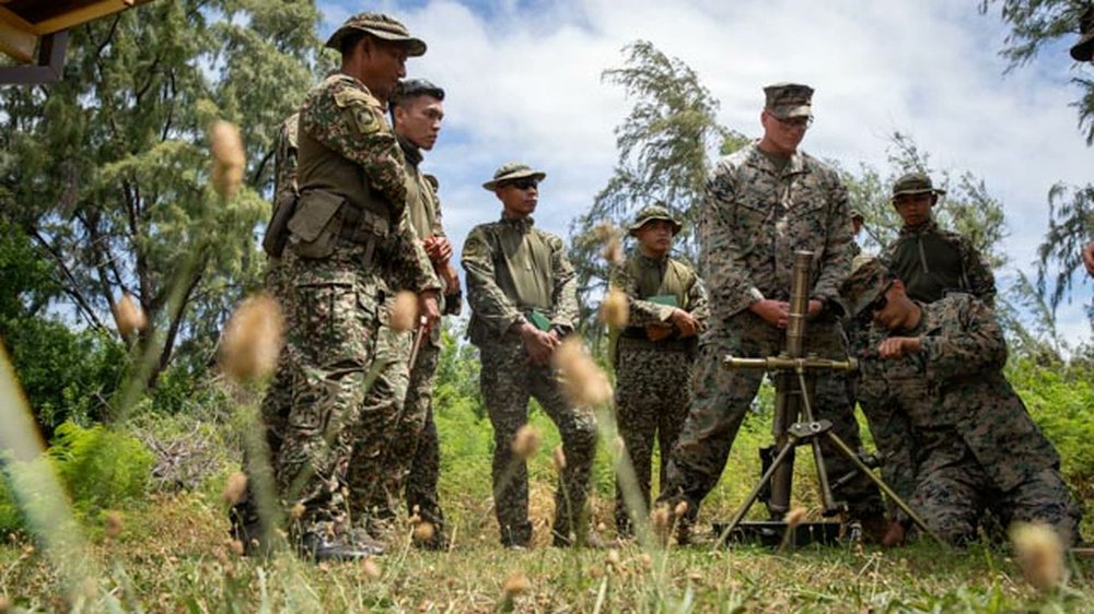 EVostox's tweet photo. [English] 11/07/2026

"RIMPAC 2026 - Malaysia"

July 2, 2026 - Malaysian Paratroopers from 10th PARA Bde. conducting live-fire exercise at MCB Hawaii.

June 25, 2026 - M224 Mortar class conducted by USMC instructors.

(📸1-LCpl. Jashua Hernandez Ramos)
(📸2-Sgt. Cassidy Shepherd) https://t.co/alk4ZTS2MQ
