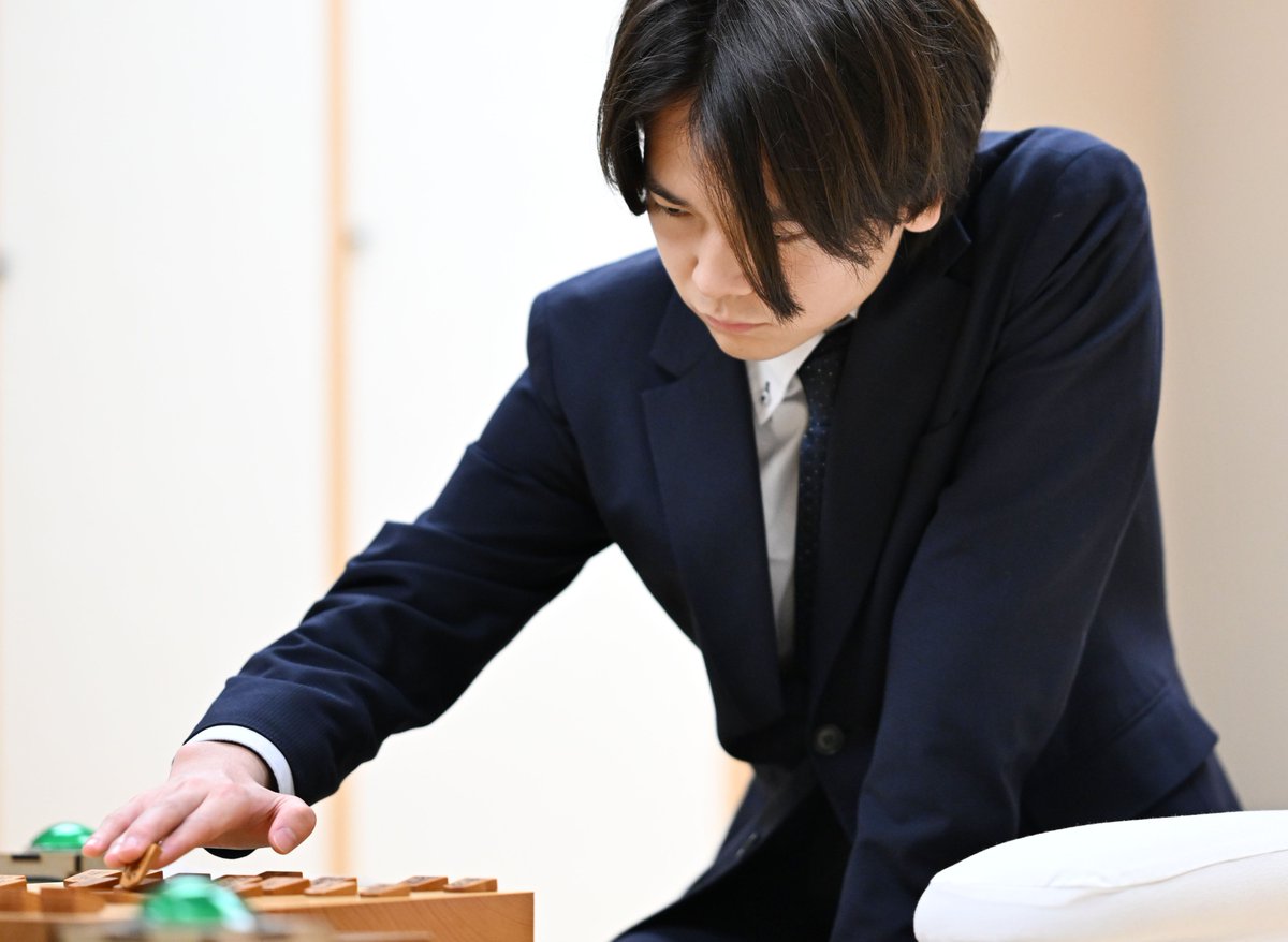 asahi_shogi's tweet photo. 村）朝日杯将棋オープン戦、吉池隆真四段得意の雁木に古田龍生さんが矢倉で対抗しています。リモートカメラで撮影したカットをご覧ください。
https://t.co/d5YVYDXPYM https://t.co/Cx7hZciMbO