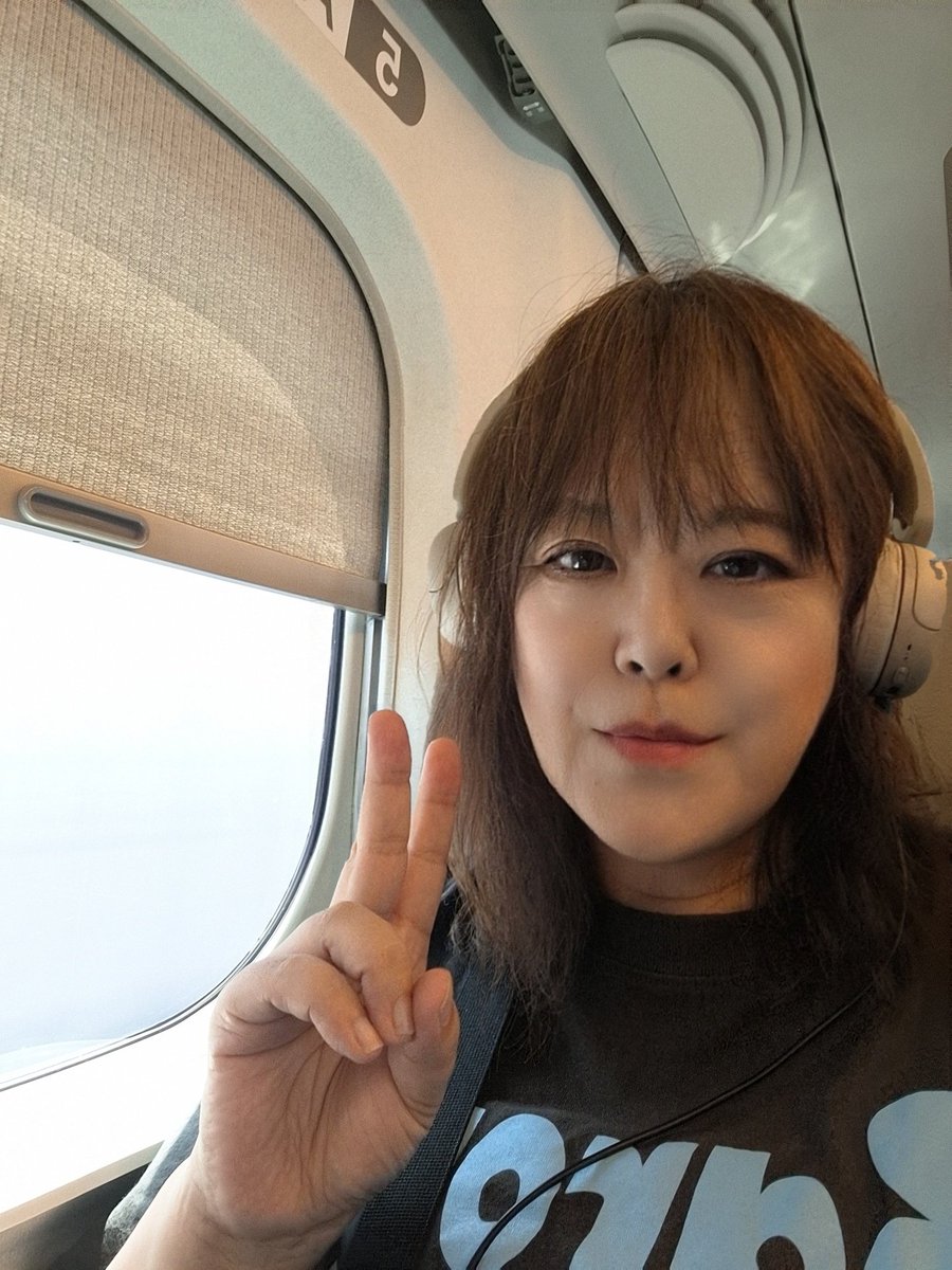 reiko_ito015's tweet photo. #おはようございます　

1か月ぶりの新幹線🚄
やっぱり乗るだけでテンション⤴️

七夕の翌日に夢のような連絡が🎋
未だ夢を見てるみたい✨

まだ詳しくは言えないけど、 この夏は大切に育てながら過ごしたいです🌿
秋風が吹く頃には、皆さんにお届けしたいな🎶

#旅と音楽 

今日も、旅と音の間で。 https://t.co/JDtuEXGShq