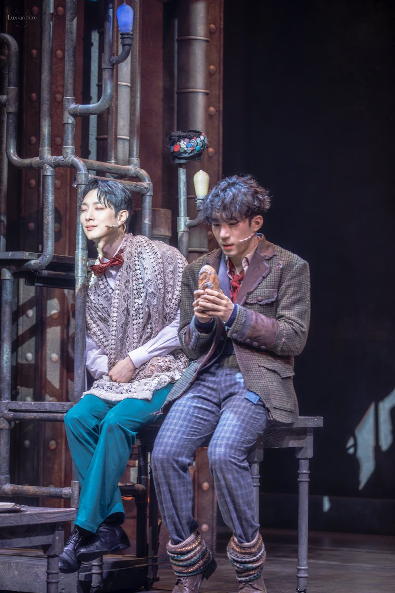 Lux_archive_'s tweet photo. 260702 밤 뮤지컬 <매드해터>
:: 스페셜 커튼콜 :: [오늘도 일하고 있어]

노아 役 #조환지
조슬린 役 #서동진 https://t.co/uuU7XoUaCr