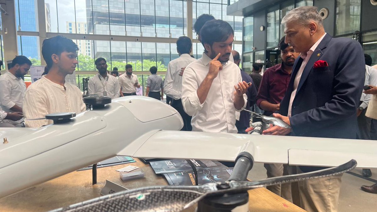 drogoaerospace's tweet photo. our 𝗙𝗼𝘂𝗻𝗱𝗲𝗿 &amp; 𝗖𝗘𝗢, 𝗠𝗿. 𝗬𝗲𝘀𝗵𝘄𝗮𝗻𝘁𝗵 𝗕𝗼𝗻𝘁𝗵𝘂, discussing Drogo Aerospace vision with 𝗟𝘁 𝗚𝗲𝗻 𝗞.𝗥. 𝗥𝗮𝗼 𝗚𝗮𝗿𝘂 (𝗥𝗲𝘁𝗱.) 𝗮𝗻𝗱 𝗥𝗲𝗮𝗿 𝗔𝗱𝗺𝗶𝗿𝗮𝗹 𝗡𝗶𝗿𝗯𝗵𝗮𝘆 𝗕𝗮𝗽𝗻𝗮, 𝗔𝘀𝘀𝗶𝘀𝘁𝗮𝗻𝘁 𝗖𝗵𝗶𝗲𝗳 𝗼𝗳 𝘁𝗵𝗲 𝗡𝗮𝘃𝗮𝗹 𝗦𝘁𝗮𝗳𝗳. https://t.co/eBWT8SMhET