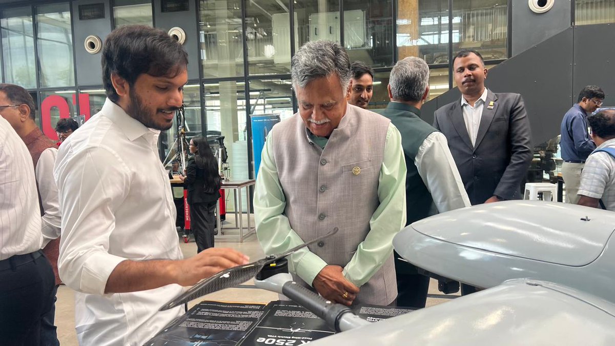 drogoaerospace's tweet photo. our 𝗙𝗼𝘂𝗻𝗱𝗲𝗿 &amp; 𝗖𝗘𝗢, 𝗠𝗿. 𝗬𝗲𝘀𝗵𝘄𝗮𝗻𝘁𝗵 𝗕𝗼𝗻𝘁𝗵𝘂, discussing Drogo Aerospace vision with 𝗟𝘁 𝗚𝗲𝗻 𝗞.𝗥. 𝗥𝗮𝗼 𝗚𝗮𝗿𝘂 (𝗥𝗲𝘁𝗱.) 𝗮𝗻𝗱 𝗥𝗲𝗮𝗿 𝗔𝗱𝗺𝗶𝗿𝗮𝗹 𝗡𝗶𝗿𝗯𝗵𝗮𝘆 𝗕𝗮𝗽𝗻𝗮, 𝗔𝘀𝘀𝗶𝘀𝘁𝗮𝗻𝘁 𝗖𝗵𝗶𝗲𝗳 𝗼𝗳 𝘁𝗵𝗲 𝗡𝗮𝘃𝗮𝗹 𝗦𝘁𝗮𝗳𝗳. https://t.co/eBWT8SMhET