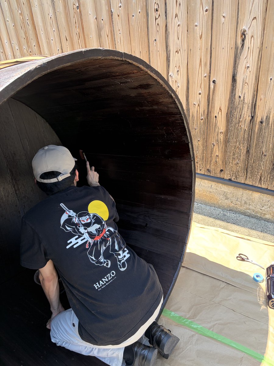 Ota_Hanzo's tweet photo. 梅雨も明け夏本番ですね。

オフシーズンは蔵の修繕や道具の手入れを行います。
そのなかでもメインになるのは「絶空半蔵」「半蔵 純米酒 木桶仕込み」の仕込みに必要な木桶に、古くから腐食や防虫に効果があるとされる柿渋を塗る作業が行われました。 https://t.co/J5M5KVikhq