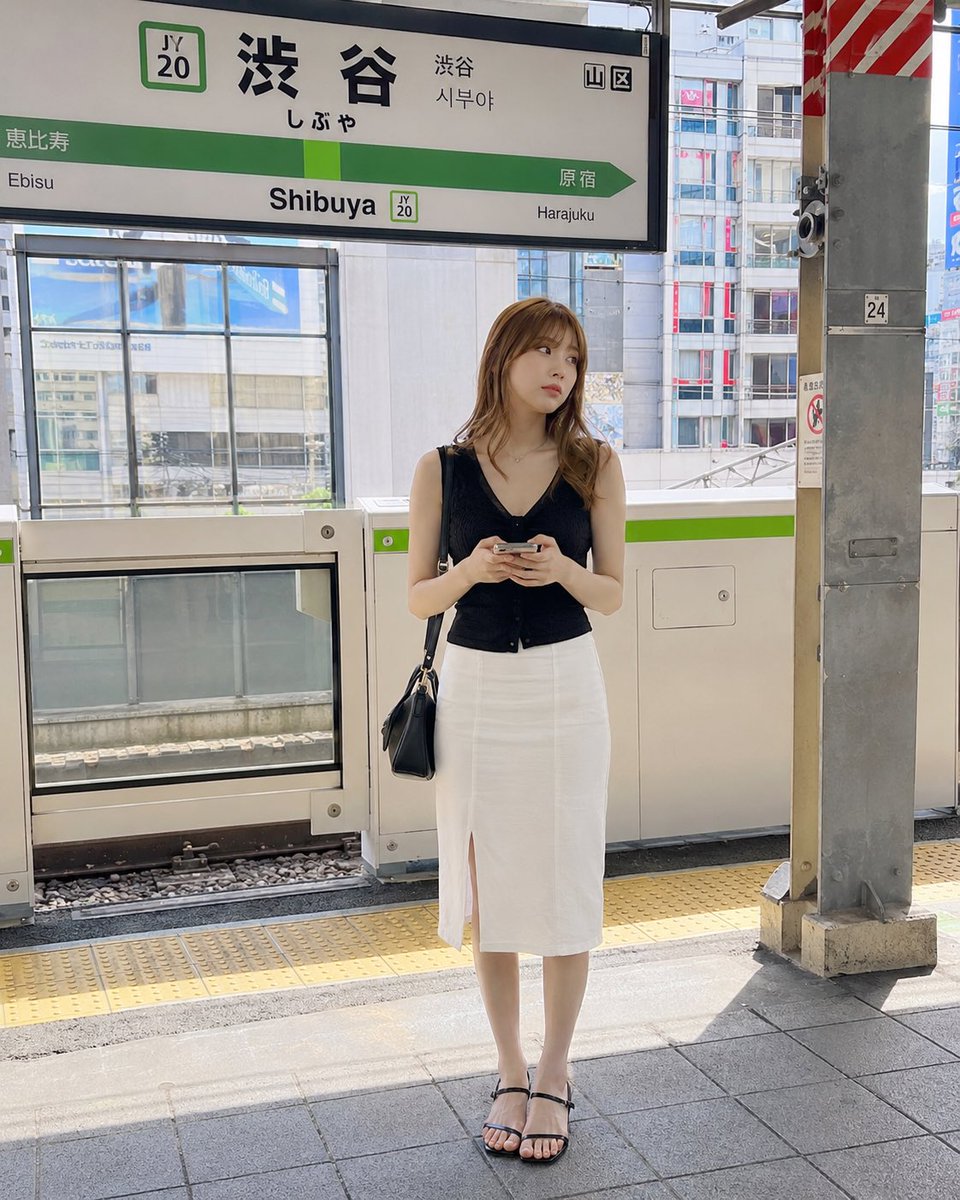 isoina_ai_'s tweet photo. #004 山手線で見かけたあの子

渋谷/20歳/美容専門学校生

階段を登る後ろ姿が気になりすぎて、渋谷なのに人混みが全然目に入らなかった。

#山手線で見かけたあの子 #AI画像 https://t.co/WngKCzZ4M7