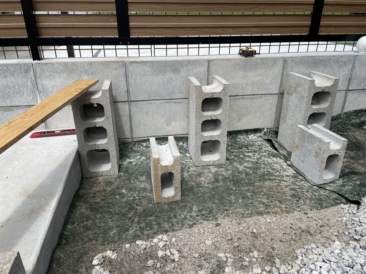 BonGreen_art's tweet photo. そろそろ実家から盆栽や植栽を引き上げたいから棚を作っています。ブロックと板の簡単仕様です。 https://t.co/k2tNqGToZk