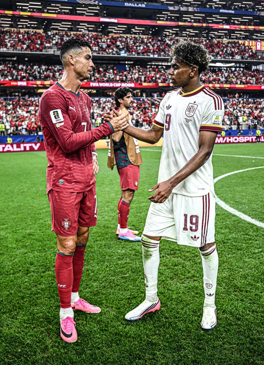 AtaqueFutbolero's tweet photo. “¿Qué es el aura? En el fútbol, CRISTIANO RONALDO. Aura es una persona que desprende, no sé... que cuando llega a algún sitio, dices ‘WOW’. Por ejemplo, Brad Pitt o alguien así. 

Cristiano sería un buen ejemplo de aura”.

Lamine Yamal, en @elmundoes. 🇪🇸🥶 https://t.co/yyIlLgek8R