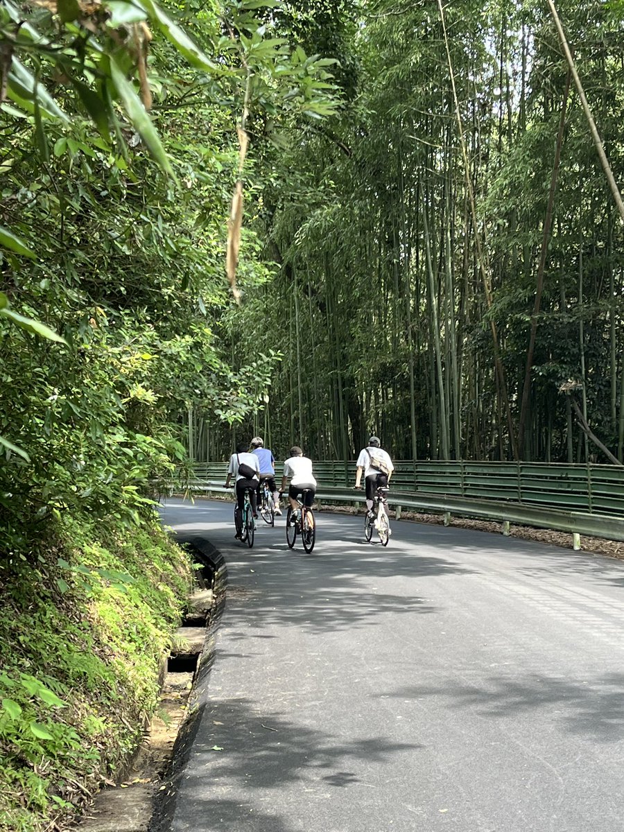 HsFukuda's tweet photo. 自転車押してる若者たち、一人パンクして直せなかったみたい。
修理して予備のパッチ渡してポンプ（常に二個装備）貸してあげた。
よいカフェライドを〜 https://t.co/TgdjsADnkb