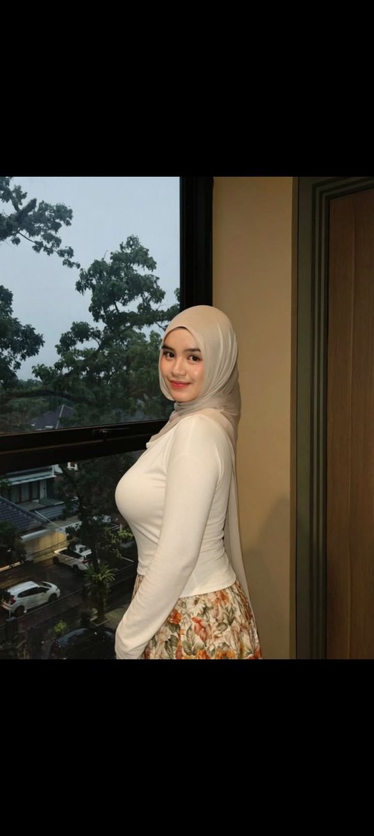 pecintahijabs's tweet photo. Ada yang mau nemenin aku jalan2 ga #hijabange #hijab #hijabers https://t.co/KnP1uWUBSY