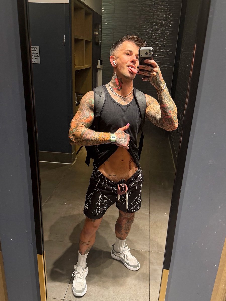 lockedbromo's tweet photo. Your lil gym bro has an even smaller secret 🤫🔒 #chastity https://t.co/13PwuoR9sT