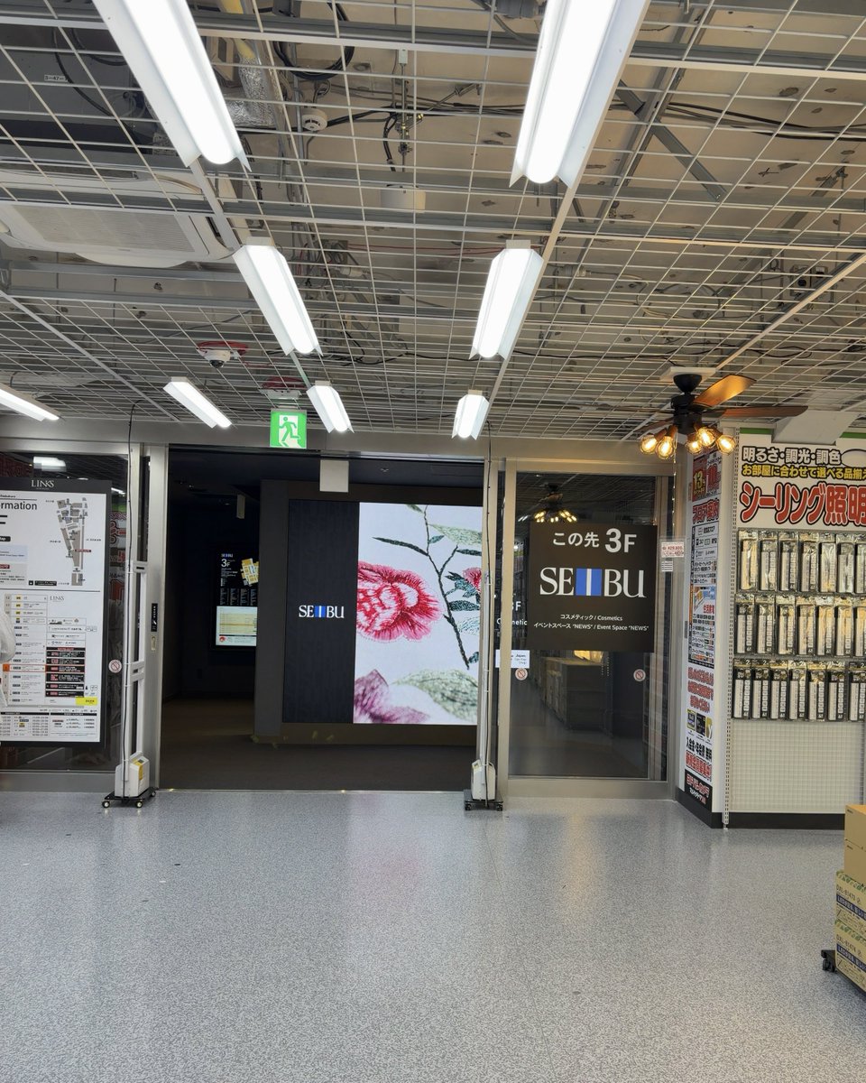 chicken_ta_'s tweet photo. 以前は池袋西武百貨店のスイーツ売場入口だった所から話題のヨドバシ池袋店へ！
ヨドバシさんといえばエスカレーター周りの広告に特徴がある！
スケルトン仕上げに改装されたけど多数のLED蛍光灯のせいか天井が低くなった感じがした！ https://t.co/wWKgLWv6DS