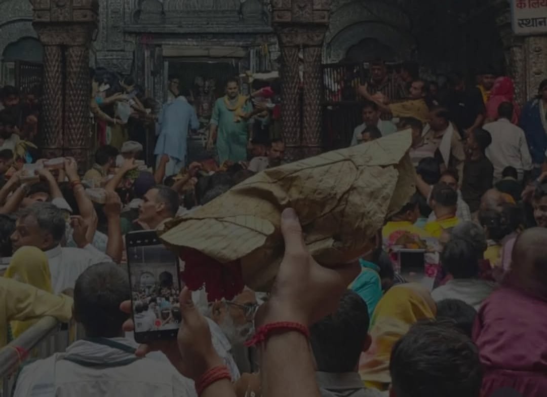 musafir_vj's tweet photo. ऐसे ही भीड़ नहीं होती है मंदिर में 
किसी का कुछ तो अच्छा हुआ होगा 

हर हर महादेव 🚩🕉️🔱🙏 https://t.co/KuGPzyeP1S