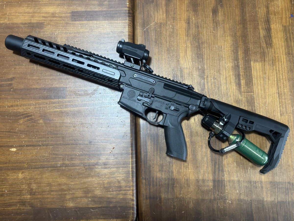 judgment0708's tweet photo. お客様よりご依頼品 #SIG #MCX #Rattler 電動ガン #GATE #PULSAR D2 電磁弁の組込みカスタムと外装のカスタムさせて頂きました!
元々MCX用のハンドガードですがTOPレイルを延長加工もしてかっこいいですね‼️
当店ではトイガンの調整や外装組み付け加工のご相談出来ます👍🏻
是非相談してみてね🎶 https://t.co/kUeXOzd5qf