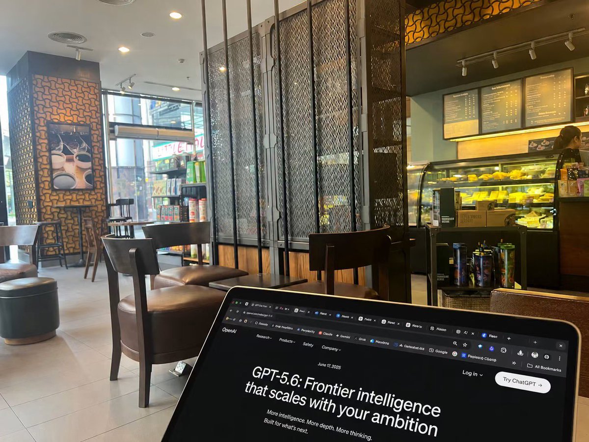 iwhale's tweet photo. 😇 สิ่งที่คนอื่นมองว่าเป็นข้อบกพร่อง อาจกลายเป็นความแตกต่างที่มีคุณค่าได้

ชาวนนทบุเรี่ยนอย่างผม เวลามีนัดเช้าในเมืองในวันธรรมดา ออกแต่เช้าสบายที่สุดครับ

สถานที่ผมขึ้นรถไฟขบวนแรกจะมาตอน 05:42 ก่อนหกโมงเช้านิดหน่อย ทำให้ผมจะไปถึงที่หมายราวๆ 7 โมงเช้าหรือเลทกว่านั้นไม่มาก

พอมาถึงต้องหาร้านที่นั่งทำงานได้ก่อนเลย  😆

ถ้าได้นั่ง Starbucks Thailand นอกจากกาแแล้ว ผมมักจะชอบสั่ง Orengina เป็นแก้วที่สอง ถ้านั่งนานแบบสองชั่วโมง

.

Orengina เป็นน้ำอัดลมนะครับ มีเนื้อส้มและรสส้ม 10% ต้องเขย่าขวดก่อนดื่ม เพื่อให้เนื้อส้มกระจายตัว มีรสชาติซ่าๆเป็นเอกลักษณ์ด้วย มีประวัติน่าสนใจนะครับ จุดเริ่มต้นของมันอยู่ราวปี 1935-1936 ในยุคนั้น ตะกอนอยู่ก้นขวด ถูกมองว่าเป็นของที่ผลิตมาไม่ดี 

สูตรและรสชาติที่เป็นเอกลักษณ์ มีเนื้อส้มตกตะกอนนี้ ถูกพัฒนาและตั้งชื่อว่า Orangina โดยครอบครัว Beton ในฝรั่งเศส/แอลจีเรียฝรั่งเศส

พวกเขาคิดว่าตะกอนไม่ใช่ความบกพร่อง แต่คือหลักฐานว่าทำมาจากผลไม้จริง 

ทำให้การเขย่าก่อนดื่มเป็นส่วนหนึ่งของประสบการณ์ จนคำว่า “Shake it” กลายเป็นบุคลิกของ Orangina เอง 

ปี 1951 Jean-Claude Beton ทำให้แบรนด์จดจำได้ทันทีด้วยขวดแก้วทรงป้อม ผิวขรุขระเหมือนเปลือกส้ม และฝาจีบ ขวดนี้ไม่ได้เป็นแค่บรรจุภัณฑ์ แต่เป็น “โลโก้สามมิติ” ที่วางอยู่ในร้านแล้วรู้ทันทีว่าเป็น Orangina

.

งานที่ดีไม่จำเป็นต้องทำให้ทุกอย่างเรียบกริบเหมือนกันหมด แต่อาจเป็นการเลือกเก็บความไม่สมบูรณ์บางอย่างไว้ แล้วทำให้มันมีความหมาย จนกลายเป็นสิ่งที่คนจำได้

.

รูปในร้านตอนที่ถ่ายมา ติดหน้าของพนักงานมาด้วย เลยใช้ ChatGPT ปรับรูป ให้พนักงานหันหน้าไปทางอื่นครับ  😆