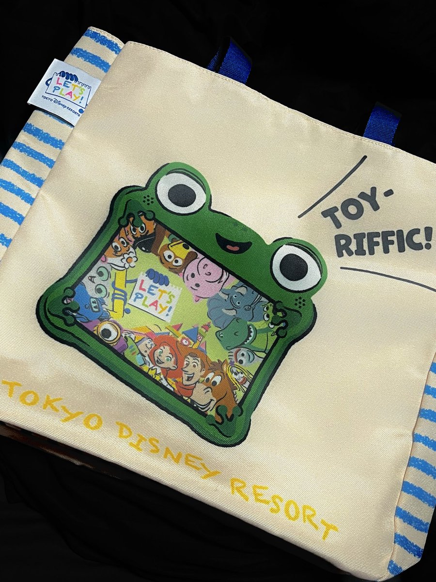 redfalcon413's tweet photo. TDLで当初はトイストーリー5のボディバッグ買うつもりだったんだけど
入園前にこのトートバッグ使ってる人を見かけて心変わりした。ショルダー部分がスマーティー・パンツのデザインと繋がっていたり、マチの広さや内ポケットとかも良い感じ！ https://t.co/GUcHvKwJH4