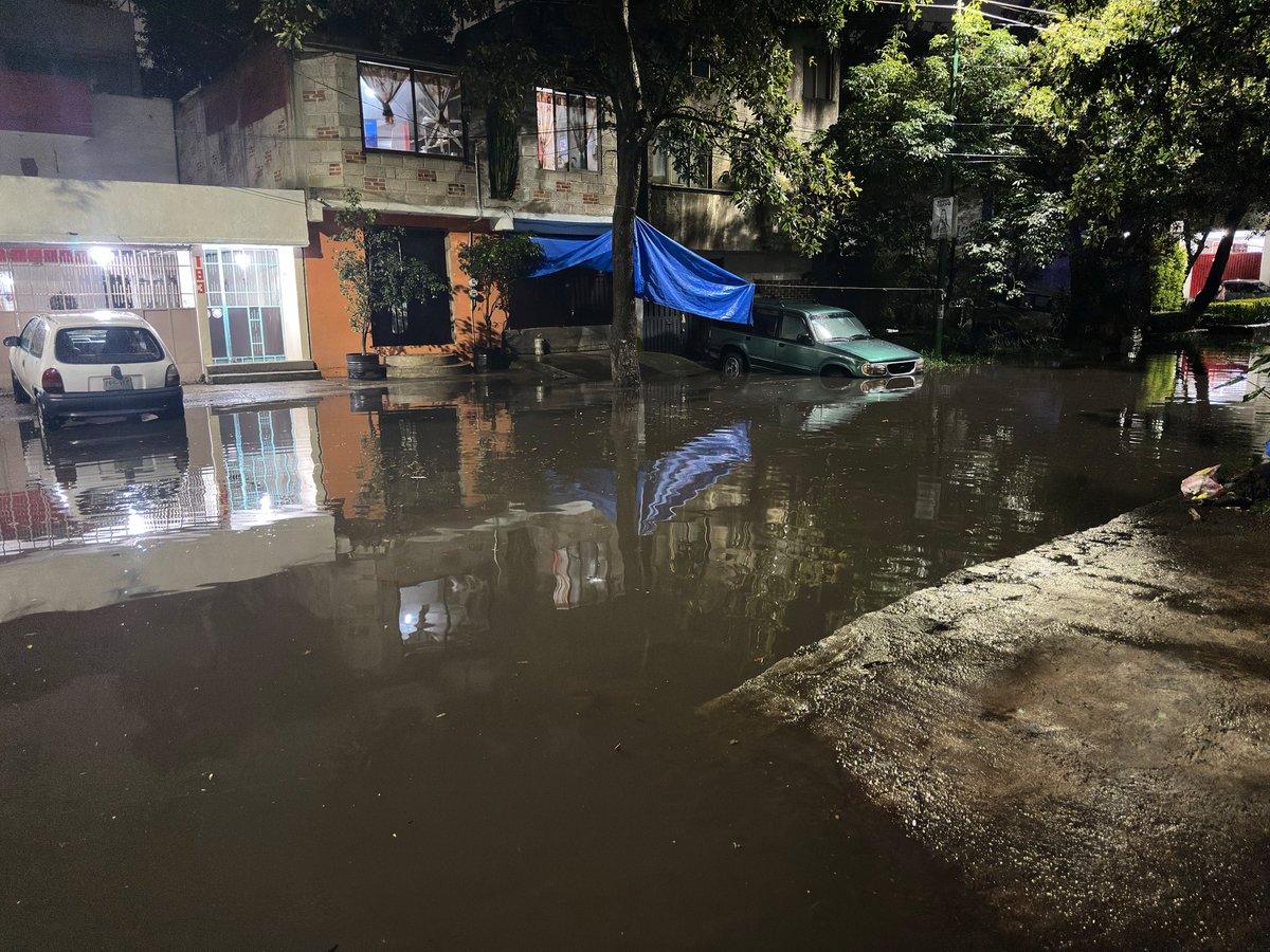 andycamlun's tweet photo. @Cinepolis hola, tengo dos boletos para “el día de la revelación” a las 8:55 en Patio Tlalpan, pero como sabrán Tlalpan está todo inundado y mi casa también, ¿habrá posibilidad de cambiar mi función? Jajaja de verdad queremos ver esa peli en pantalla grande https://t.co/eh8YJJImWA