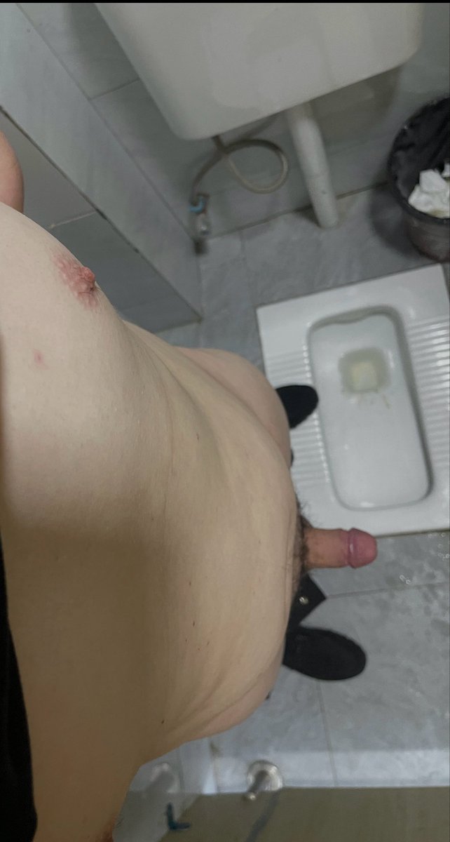 bgklee's tweet photo. 乳头好敏感，之前一直是缩进去的，今天一直挺着，像个小龟头，衣服摩擦都有感觉，要是有个舌头帮我舔舔就更爽了…… https://t.co/sT8UU7Fum0