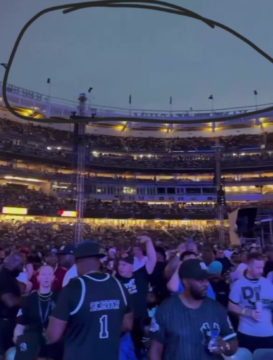 CAWBBBB's tweet photo. Jay-Z fell off .. he couldn't even sell out the sky. https://t.co/Hmiz7p7pHv