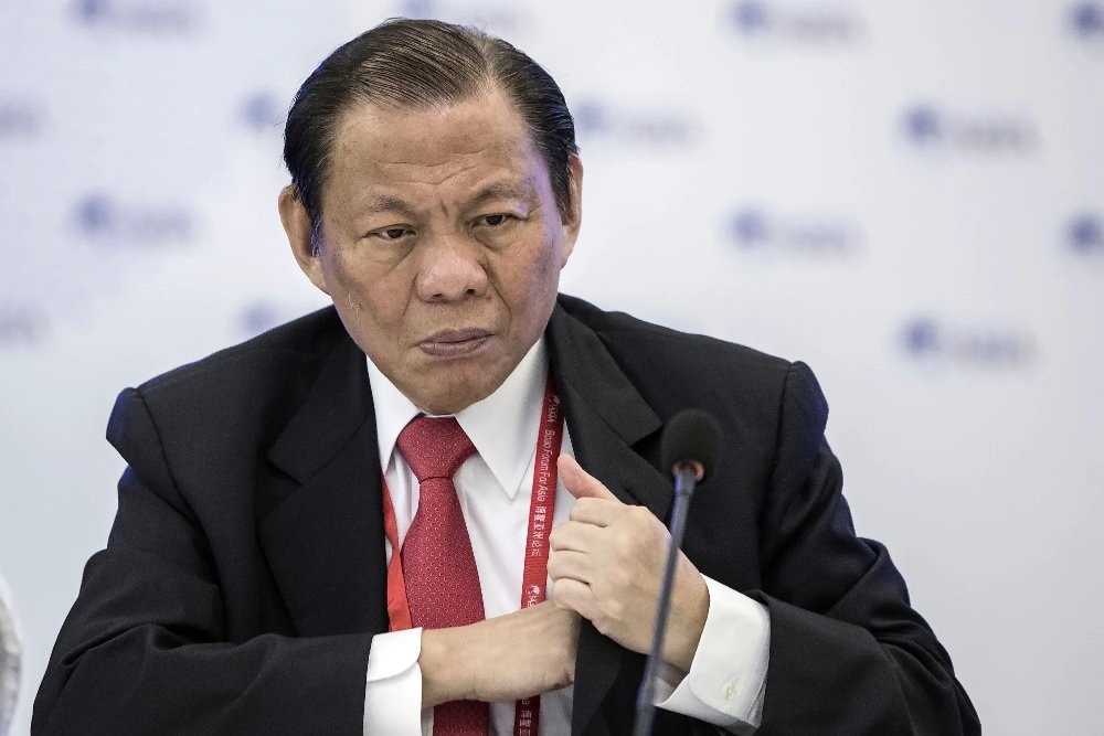 Damdamjub's tweet photo. Part IV Konglomerat atau Taipan Sumber Daya Alam

Sukanto Tanoto, orang terkaya nomer 21 di Indonesia

A. Kontroversi Tanoto Group:
1. Asian Agri dihukum membayar kekurangan pajak serta denda sebesar Rp2,5 triliun ke negara karena melakukan penggelapan pajak

2. APRIL Group diduga menggunakan jaringan perusahaan cangkang (offshore companies) di wilayah seperti Bermuda dan British Virgin Islands untuk memutar dana miliaran dolar

3. Menghancurkan hutan alam dan pengeringan lahan gambut di Riau untuk perkebunan eukaliptus, yang memicu kebakaran hutan

B. Cakupan operasional perusahaan Tanoto Group:
Indonesia, China, Canada, Brazil, Singapura

C. List Sebagian Perusahaan:
1. APRIL Group Produsen kertas HVS dengan merk:
PaperOne, BoardOne, Ixora, Lazer IT, Ekon, Ultima Copy

2.Vinda International Produsen tisu dan Popok dengan Merk:
Vinda, Tempo, Tork, TENA, Dr. P, Libresse, Libero, Drypers.

3. Asia Symbol produsen kertas kemasan dengan Merek: BoardOne

4. Apical Group produsen minyak goreng dan minyak padat dengan Merek: Camar, Harumas, Minyakita), Frybest, Superfry, Vitas, Marigold, Medalia, Bakeria

5  Asia Pacific Rayon (APR)

6. Saterii

7. Bracell

8. Pacific Energy

6. Asian Agri produsen kelapa sawit