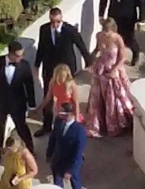 ashnicolette_'s tweet photo. RT @updateswiftbr: 🚨O VESTIDO! TAYLOR SWIFT E TRAVIS KELCE EM LA. https://t.co/XtD4ZQJThS