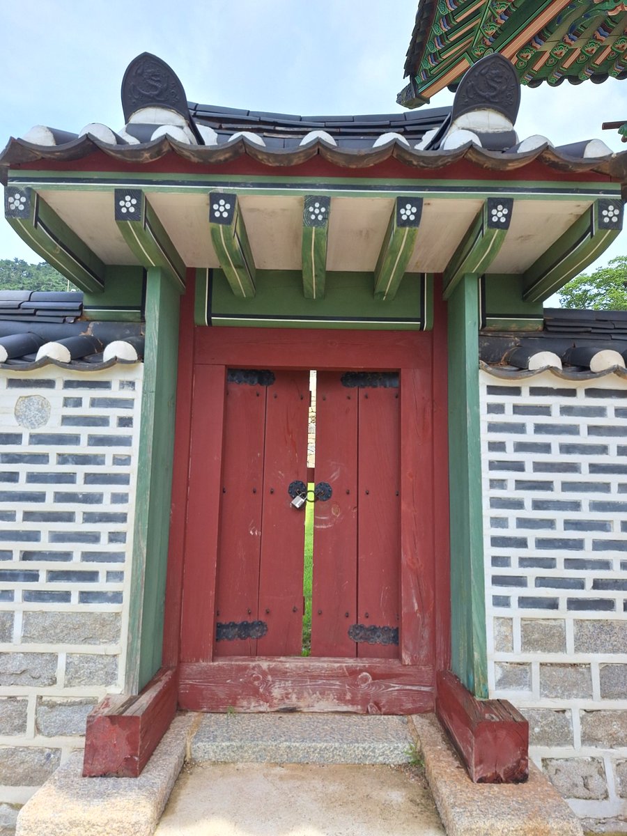 simyeon1984s's tweet photo. 왕이라는 새끼가 여기에 틀어 박혀서 밥이나 축내고 도대체 🤔 뭐 했냐? https://t.co/S3TS5ftYKI