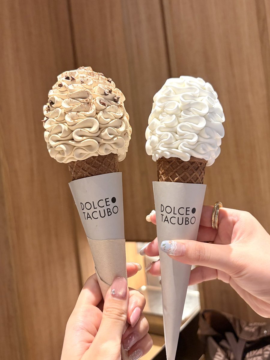 Yumekaho5680's tweet photo. アイス界のロエベ、限定のティラミス味があまりにも美味しすぎた。。コーヒーがふんわり香るティラミスソフトにパリパリのチョコチップが乗ってて最高。 https://t.co/ebl7V2BAKC