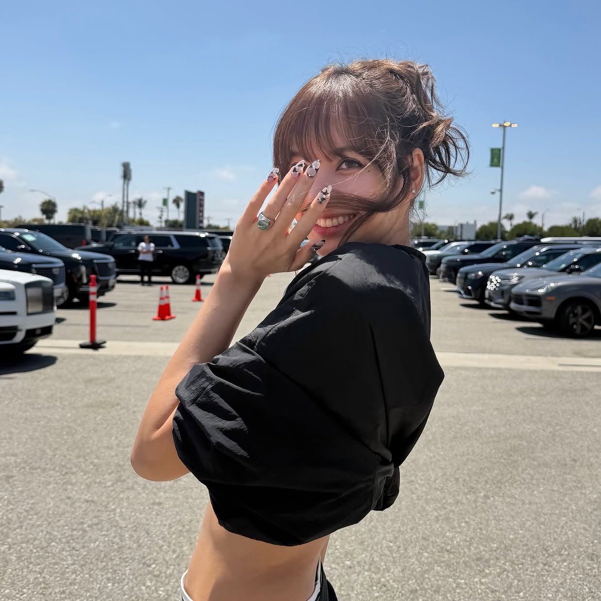 lalisahourIy's tweet photo. imagine being this pretty https://t.co/gFG6BfzQj8
