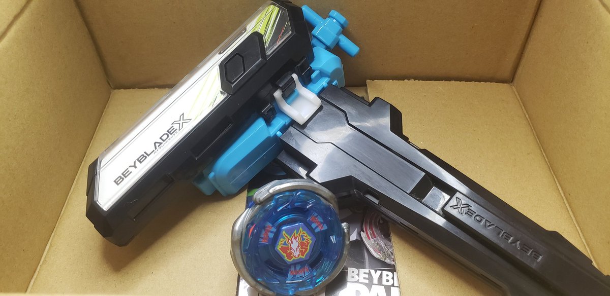 BlueSkyKenta's tweet photo. #ベイブレードX
#BEYBLADEX
#天馬爆嵐撃
みんなはもう新ベイやペガシス買ったかな？
俺はというと......落選してしまったぜ☆
変わりにセット版のペガシスを撮ってみた
他の人のを見たんだけど
今回のペガシスランチャー少し色濃くなった？ https://t.co/RjirXPSB4Y