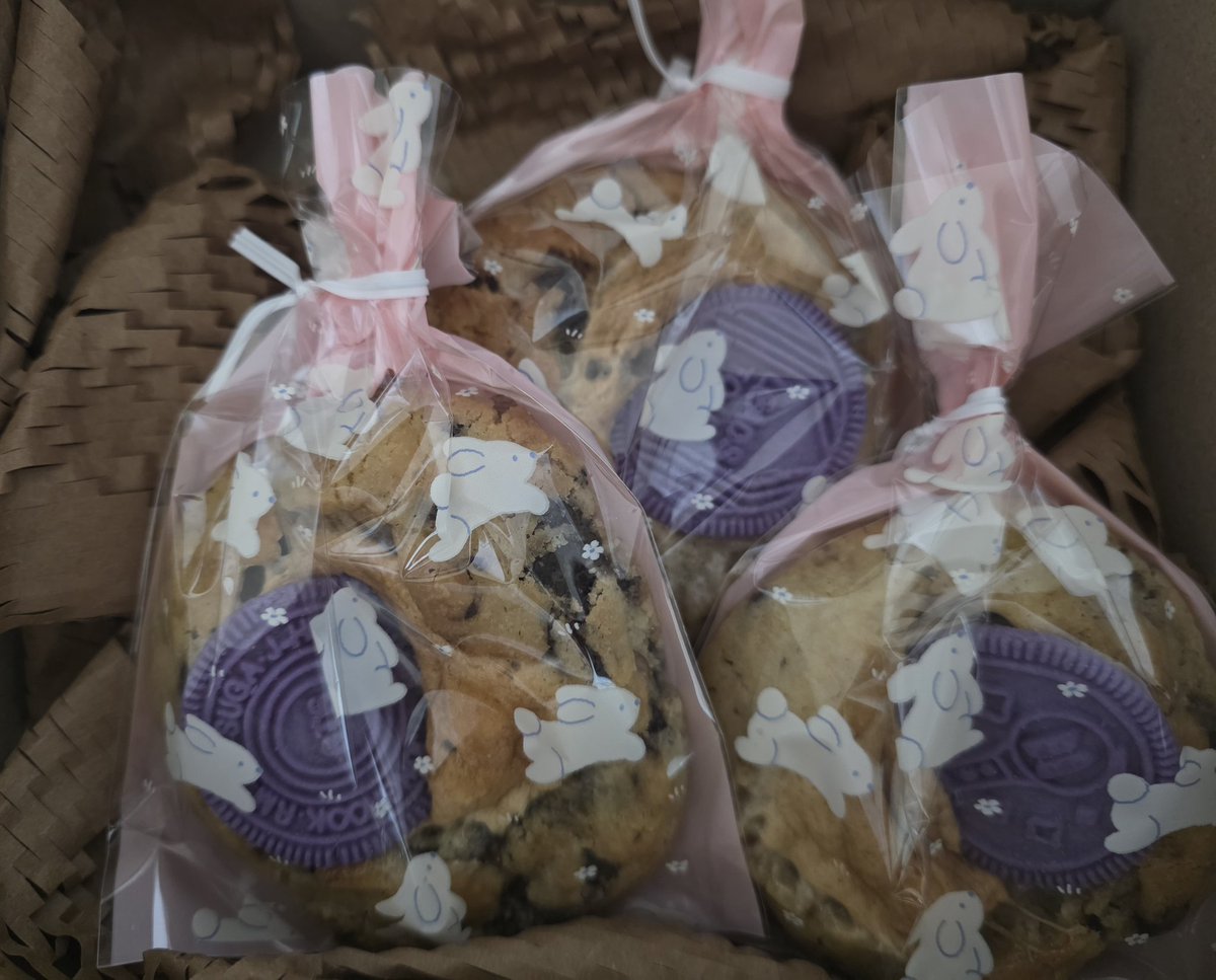 Tia_7_'s tweet photo. 베이킹신 금손아미께서 하사하신 달다구리🤩
어제 한개, 오늘도 아아랑 한개 맛있게💜
담에도 잘 부탁드려요😅🤭 https://t.co/lcv3CWrJnA