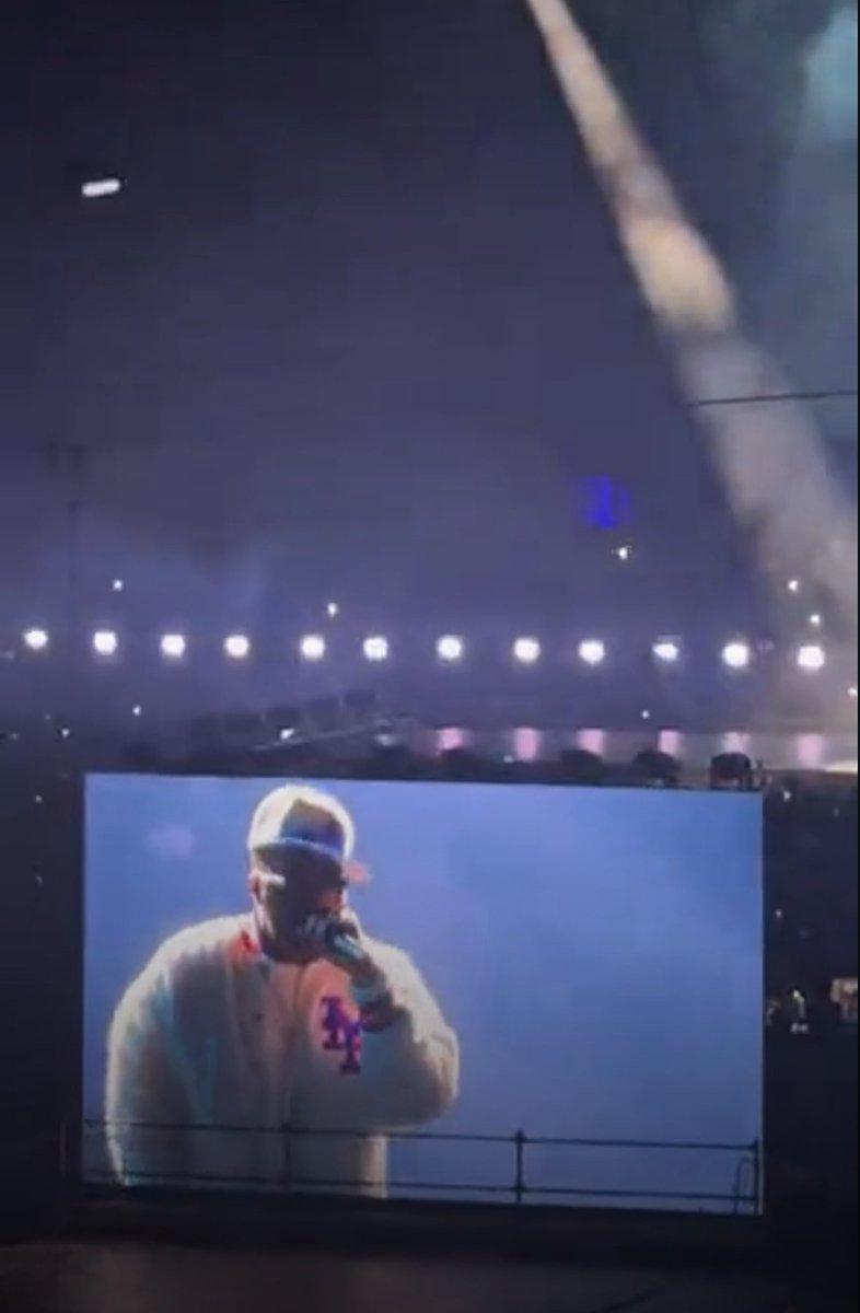LOVEBACKUPFR24's tweet photo. NAS IS NOW ON STAGE #JAY30 https://t.co/KUaCV25u2M