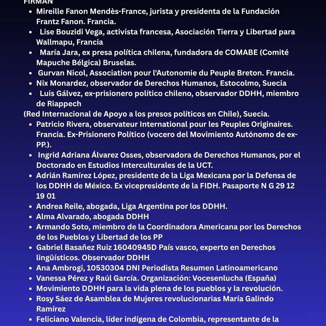 Murosyresisten's tweet photo. DIFUNDIMOS | 
Declaración pública observadores de
Derechos Humanos

A nombre de la solidaridad a los presos políticos mapuche CAM y como observadores de derechos humanos, en relación al juicio de Luis Menares Chañilao, Jorge Caniupil Coña, Pelentaro Llaitul Pezoa y Juan Carlos Mardones, luchadores de la CAM.

Declaramos lo siguiente:
Lo único que queda probado una vez más en este juicio son los fallos políticos y las coordinaciones de la fiscalía, los querellantes, la empresa Forestal Hancock y las fuerzas represivas para perseguir la lucha territorial del pueblo mapuche.

No existe más que una prueba que los inculpe, la denominada llamada al 133 de un testigo sin rostro y sin declarar ante el tribunal, ¿es eso suficiente para hipotecar la vida de estos 4 comuneros?, esto es lo que denominamos racismo y persecución política. 

Denunciamos públicamente a la Forestal Hancock empresa con capitales canadienses quienes haciéndose parte querellante en el juicio rasgan vestiduras en un estrado criminalizando, cuando son ellos los responsables de la devastación de los territorios y daño medioambiental a las comunidades.

Nos parece impresentable que esta lucha territorial solo se aborde por la criminalización sin poner en discusión el problema histórico de usurpación del pueblo mapuche y cuando en este juicio la defensa trata de clarificar y llevar el tema a la raíz sea la propia justicia quien eluda el tema y lo minimiza, sin darle a los peritos socioculturales el tiempo suficiente. No queriendo
reconocer la verdad histórica.

Saludamos y respaldamos a los luchadores hoy inculpados injustamente, todos ellos dieron pruebas de dignidad valentía e impronta, nos merecen una profunda admiración y solidaridad y no los abandonaremos en la denuncia en la cárcel ni en los pasos judiciales que decidan tomar.

La justicia en Chile hoy vive su peor crisis y la fiscalía está absolutamente desacreditada con diversos casos de corrupción de altos fiscales, eso sí debe ser sancionado y debidamente juzgado,hacemos un llamado a la cordura y que la empresa forestal y el Gobierno Chileno retiren las querellas contra estos jóvenes y a parar la ofensiva empresario política judicial, ese actuar concertado contra el pueblo mapuche. Que ha quedado una vez más en evidencia en este juicio.