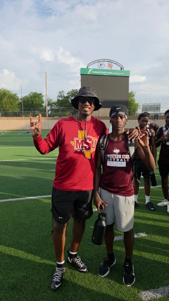 TJParrishJr's tweet photo. Blessed to receive my first Offer from @MSUTexasFB!!
I would like to thank my coaches and family for pushing me to work my hardest @CoachDomoYoung @Coachwoods5073 @coachmac505 @CHSBobcatsFB @cg3training https://t.co/1RkO0l9CzF