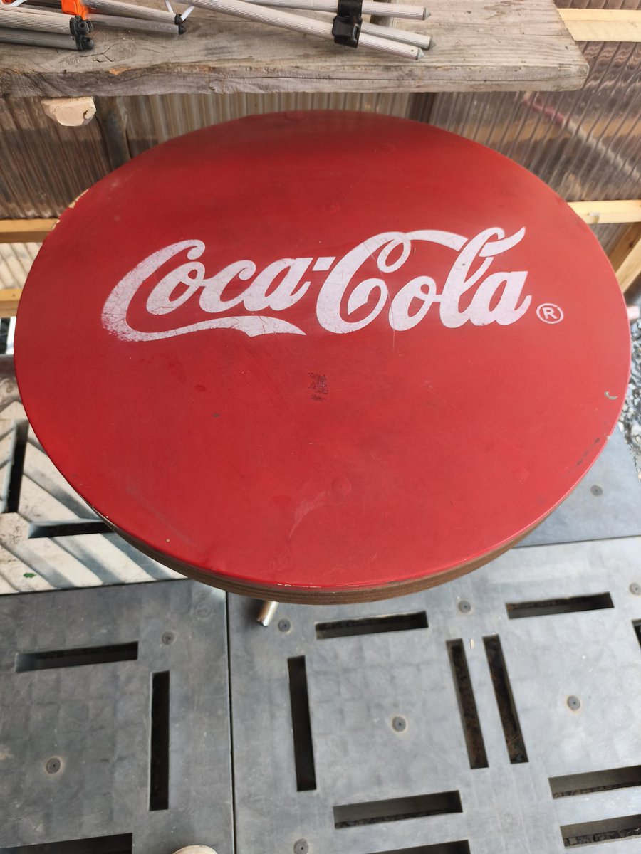 recycle_namo's tweet photo. 【委託販売品】
コカ・コーラのハイテーブルが委託販売で入荷しました！錆はありますがアメリカン家具はヤレが魅力ですよね！
店頭で展示販売中です！
 #リサイクルショップなもなも  #岩手県洋野町  #コカ・コーラ  #アメリカン家具 https://t.co/vUhmn3zVEO