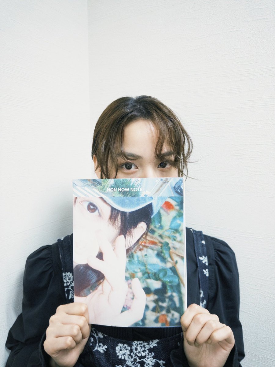 non_dayo_ne's tweet photo. #のん1020 
今日から、銀座 蔦屋書店で『NON NOW NOTE』写真展が始まります。
私の自然な表情をと試行錯誤して、古民家の宿に宿泊する！という答えを出してくれた素晴らしいスタッフの皆様と丹精込めて作ったNON NOW NOTEの写真たちが、拡大された美しい印刷で見られます。
蔦屋書店の静かな空間に展示されると緊張感増し増しでわくわくする🎇

ZINEも先行販売でゲットできるのでぜひ遊びに行ってみてね📕 のん
