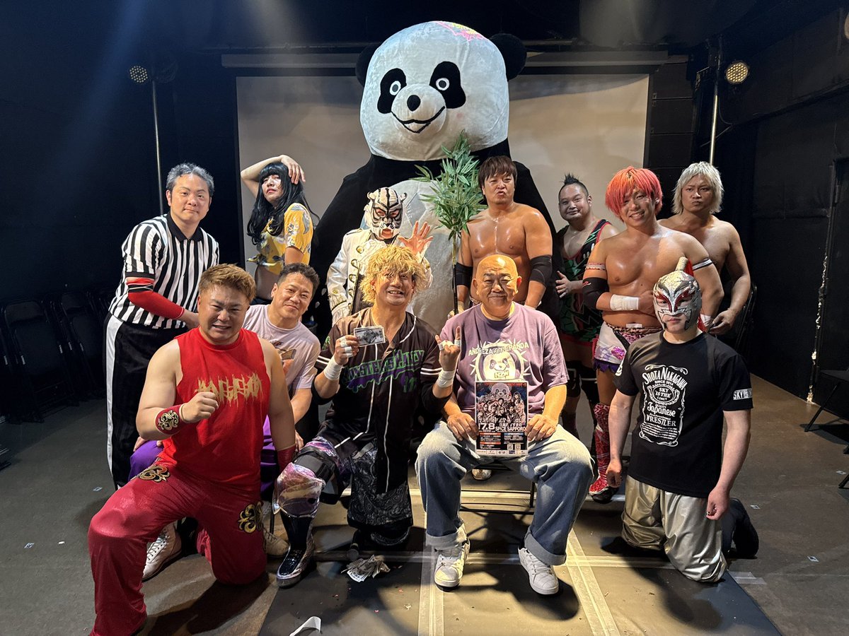 BARde_bu's tweet photo. 昨日も楽しい夜をありがとうございました🙇♂️
聖飢魔IIミサ参拝帰りのお客さんも感謝🙏✨
7月11日20時🦖_𝘰𝘱𝘦𝘯_🦖
皆さんのご来店お待ちしてます(^^ゝ
#怪物達の宴 #N2W
#BARでーぶ #プロレス #BAR #すすきの https://t.co/fRc1M2sbu5