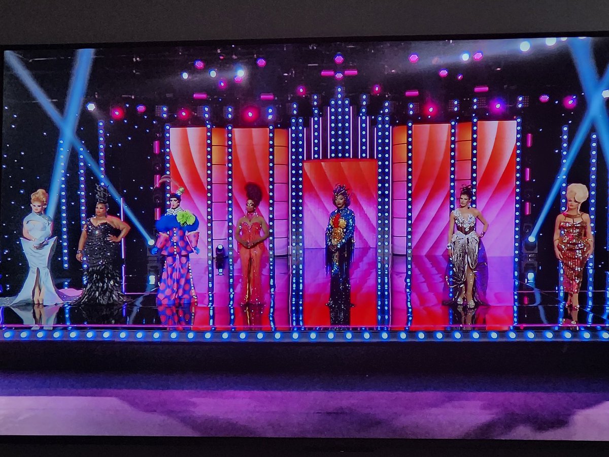 renesbaebae_'s tweet photo. was watching AS 11 today and caught the tiniest smidge of last week's ep when they were announcing the challenge winner... Anyone else catch this?? #DragRace https://t.co/dWYUIyAlGF