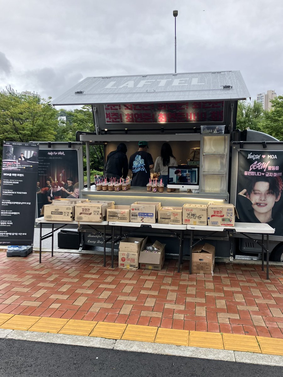 4rest_Home's tweet photo. 형의 매 솔로 활동마다 커피차와 응원 메시지를 보내는 그 형의 어떤 비글 네 마리들..
형이 가는 길에는 무조건적인 지지와 사랑만 퍼부어주는 동생들이야ㅠㅠㅠㅜ 😭❤️❤️ #팀투바투 #teamTXT https://t.co/OEAnvBqqIt