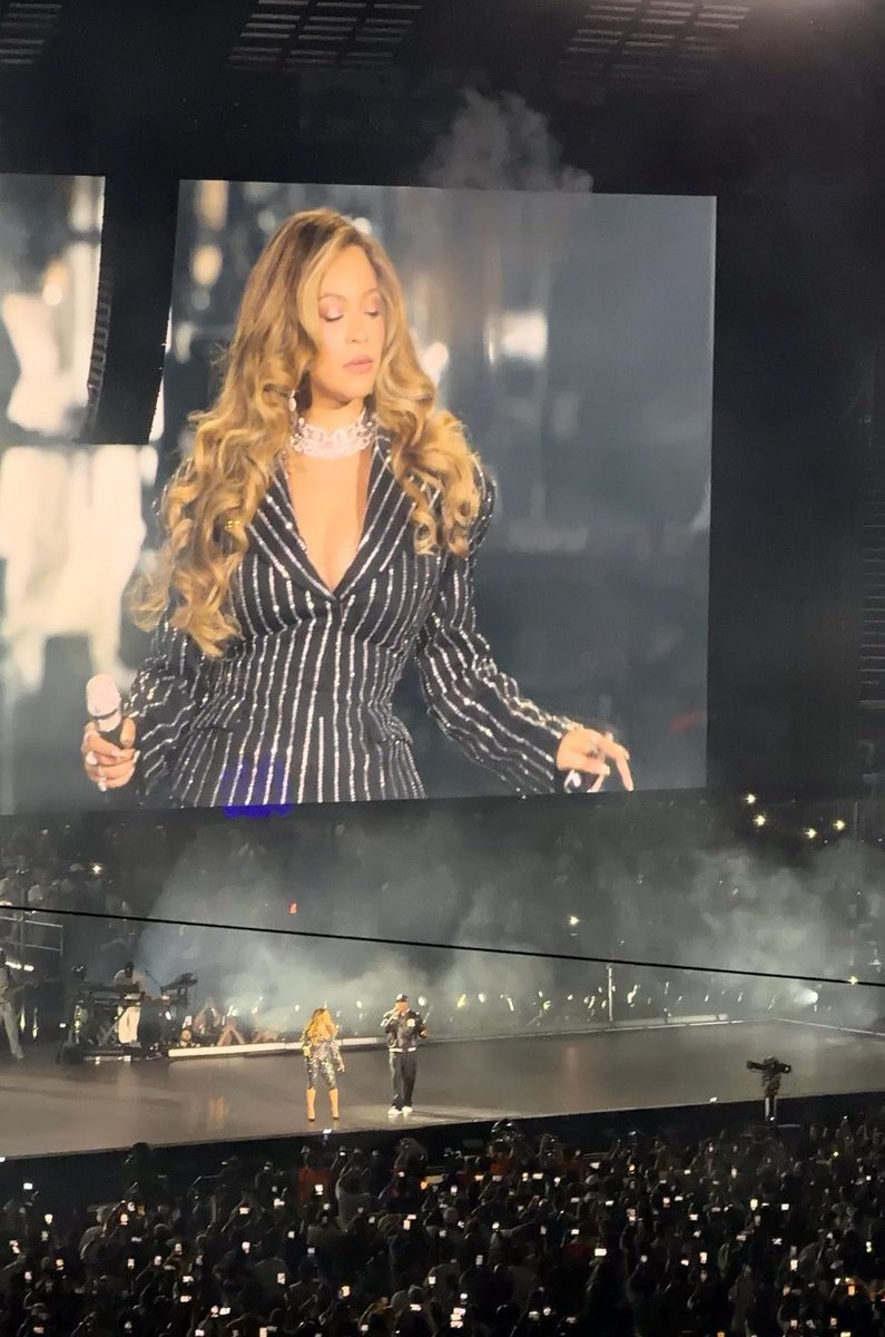 beyonceaccess's tweet photo. A MULHER ESTÁ UM LUXO https://t.co/I9OEEiySYj