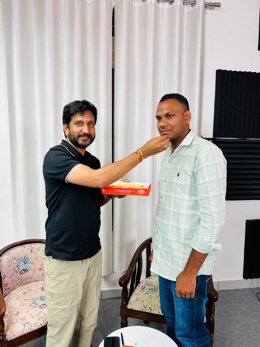 Dheersdhabhai's tweet photo. सब कुछ तुम्हारे नियंत्रण में नहीं है
तुम बीज तो बो सकते हो, लेकिन फूल कब खिलेगा, यह तुम्हारे हाथ में नहीं है।
तुम पूरी ईमानदारी से प्रयास कर सकते हो, लेकिन हर प्रयास तुरंत परिणाम दे, यह आवश्यक नहीं।
इसलिए जो तुम्हारे हाथ में है, उसे पूरी निष्ठा से करो। और जो तुम्हारे हाथ में नहीं है, उसे शांत मन से समय पर छोड़ दो।
याद रखो—
"हर बंद दरवाज़ा दुर्भाग्य नहीं होता।
कई बार अस्तित्व तुम्हें उस रास्ते से बचा रहा होता है, जिसे तुम अभी समझ नहीं पा रहे।
विश्वास रखो, जो तुम्हारे लिए है, वह तुम्हें सही समय पर अवश्य मिलेगा।"
 डॉ. धीर सिंह धाभाई
#success