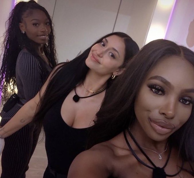 adoomies3's tweet photo. Two photos that have the same energy https://t.co/F72CazGjXC