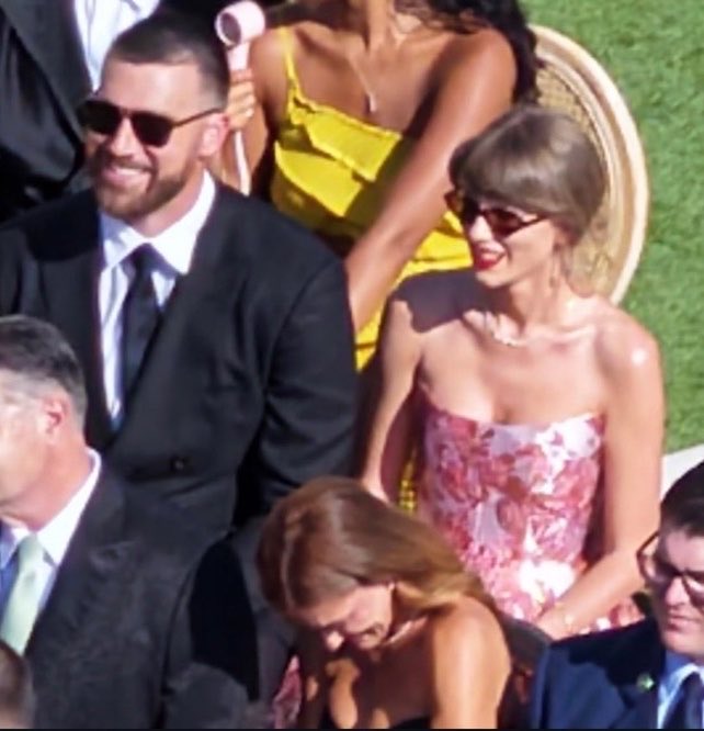 updatecultura's tweet photo. CASADOS! Taylor Swift e Travis Kelce hoje, em um casamento. https://t.co/kA9VunvwPk