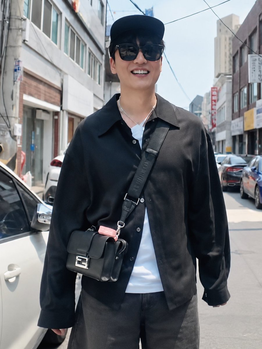deenahp's tweet photo. #김남길 outfit looks like he’s just going out to play... then you see the Fendi bag.... even Ji-hoon &amp; Kyung-ho couldn't help but tease him 😂 https://t.co/coNVd8PNMq
