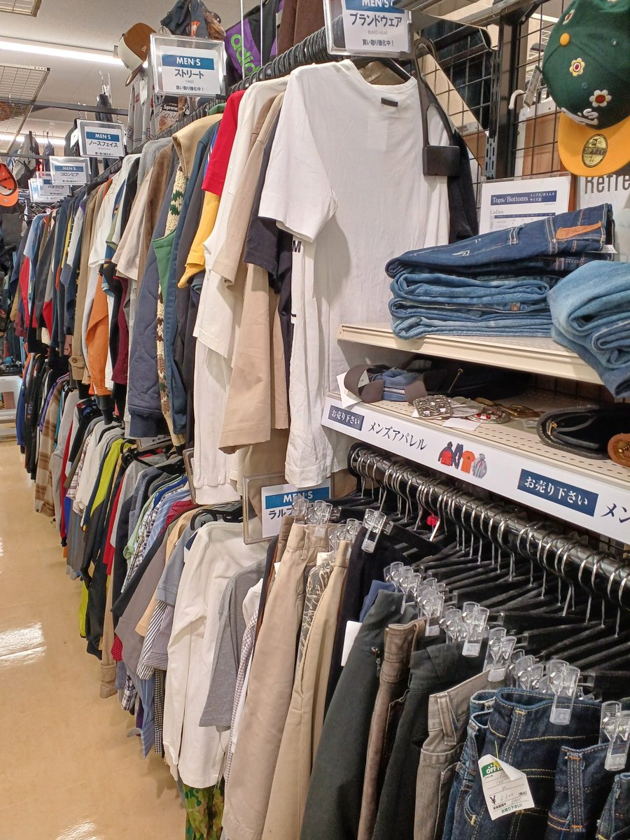 ofaikoishida's tweet photo. 👖衣料品セールのお知らせ服👕

7月17日(金)から7月20日(月·祝)の４日間で衣料品セールを開催いたします🔥

人気アイテムもお得にゲットできるチャンスです！
期間限定なのでお見逃しなく！

#オフハウス愛甲石田
#衣料品セール https://t.co/EAder5aNNB