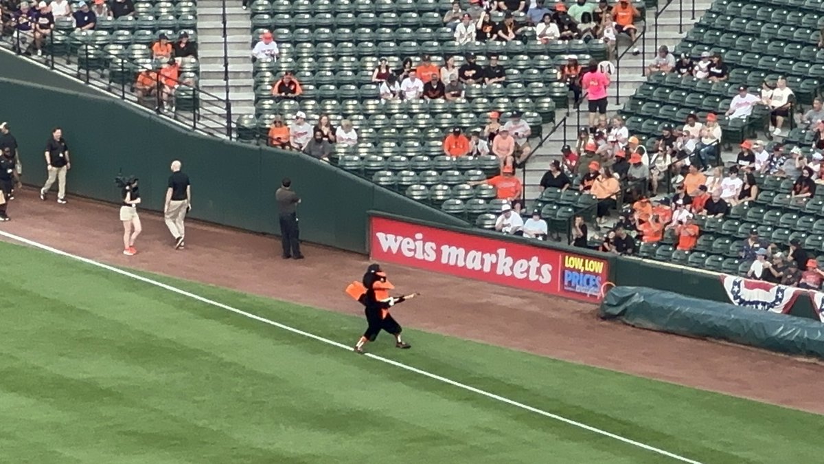noslennoslen's tweet photo. camden yards is cool https://t.co/NMdmqiDfVL