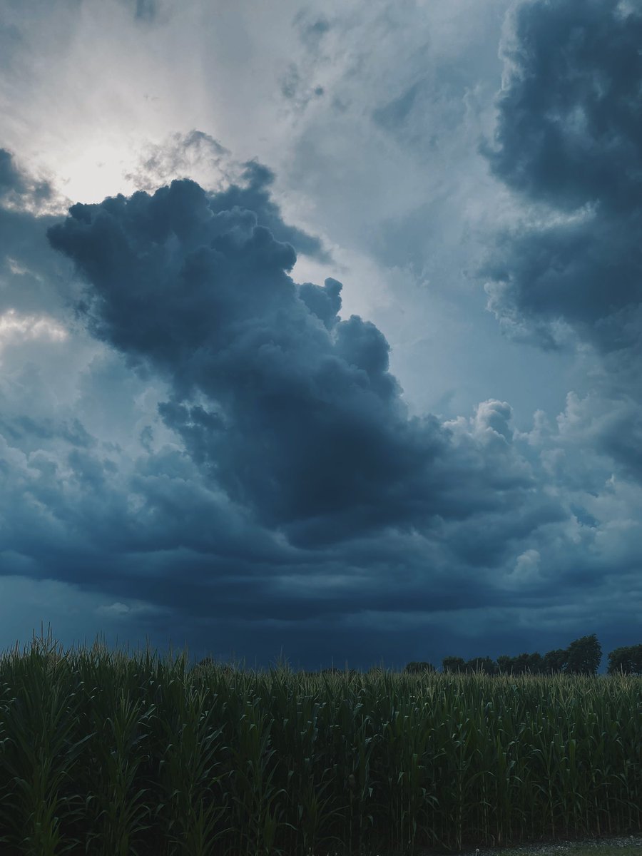 KellyShmo's tweet photo. Pulled off the highway to watch a storm blow in earlier https://t.co/kzHoqtspc1