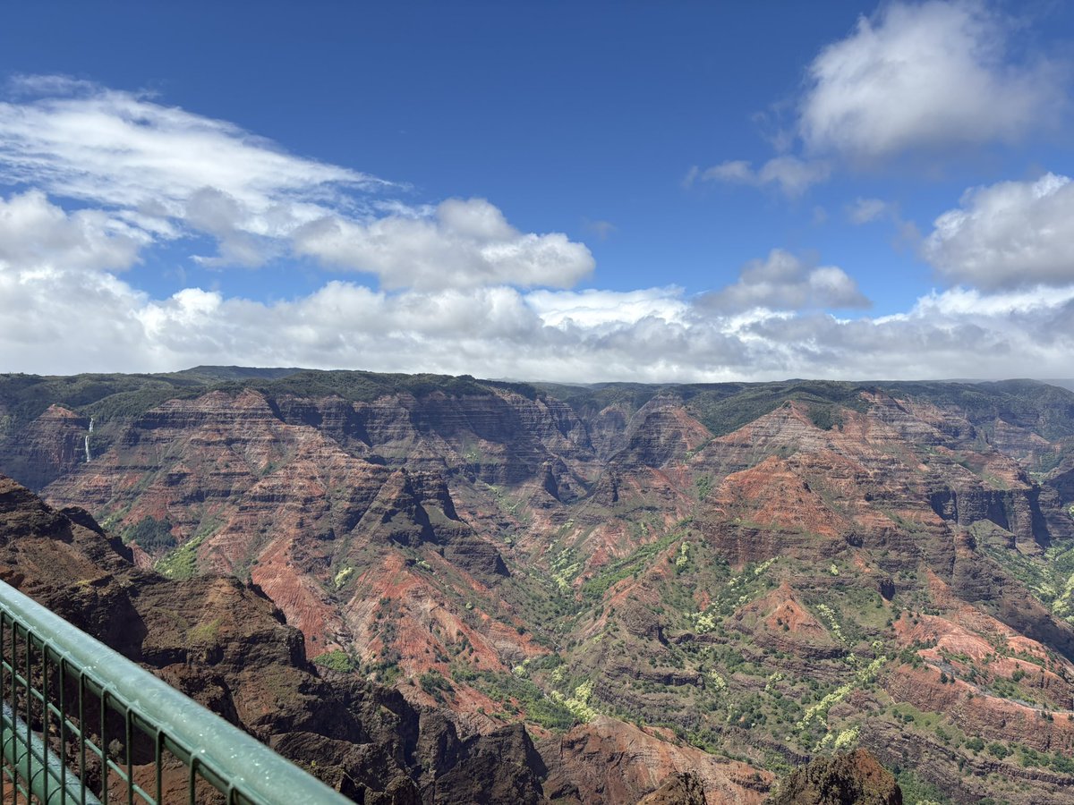FishyFishTacos's tweet photo. Hawaii, Waimea Canyon!

I got stuck here for 2 hrs yesterday because my cousin locked the car with the keys inside.

The car had a spare key. https://t.co/AT5fzihEpt