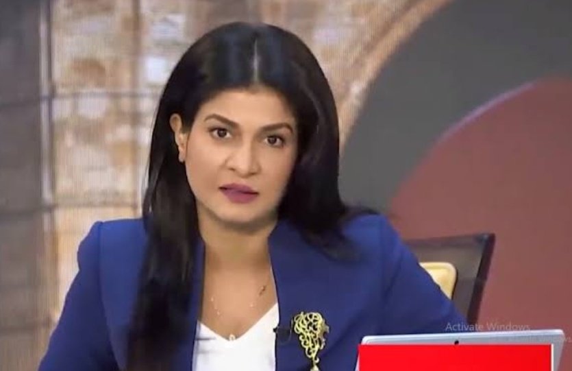 Amockx2022's tweet photo. DID YOU KNOW THIS? 😭

In 2012 when Dr Manmohan Singh was Prime Minister & govt increased petrol price by just ₹0.78/ltr, 

Anjana Om Kashyap came on live Aaj Tak show to bash UPA govt for 30 mints and called it anti middle class move 🤣

Petrol was at ₹65 and LPG was at ₹400 

😂😂 This same Anjana Om Kashyap is yet to hold a single show to question BJP on Petrol prices when it is at ₹105 

And then she goes all crying when opposition spokies call her godi anchor